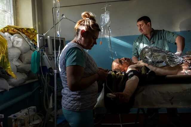 "Проявляют героизм, спасая жизни людей": Зеленский поздравил с профессиональным праздником медиков