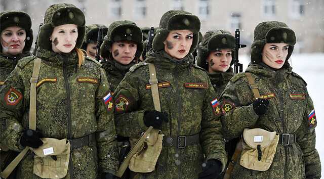 Военкоматы в России уже зовут женщин на службу по контракту