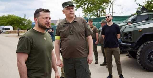 Зеленский в Одессе побывал у дома, где от ракеты погиб 3-месячный младенец