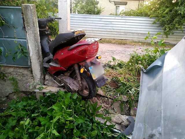 На Киевщине мотоциклист протаранил электроопору: есть пострадавшие