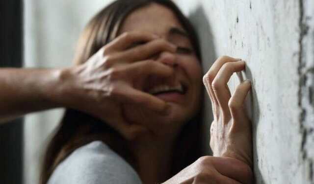 У Хмельницькому чоловік зґвалтував неповнолітню дівчинку у вбиральні торгового центру