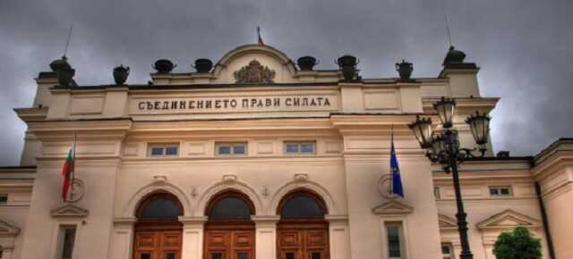 Парламент Болгарии проголосовал за вотум недоверия правительству