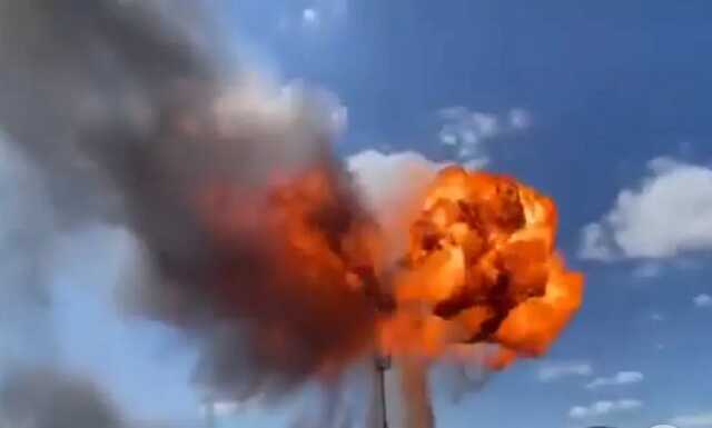 В России на автозаправке взорвалась цистерна с газом, поднялся огненный "гриб"