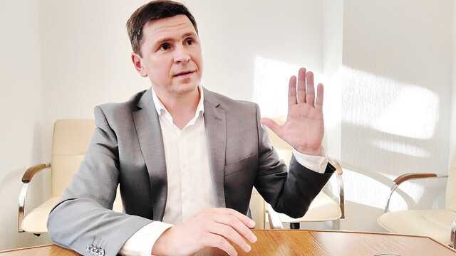 Подоляк: Россия врет о "рекордном урожае" - это украденное украинское зерно