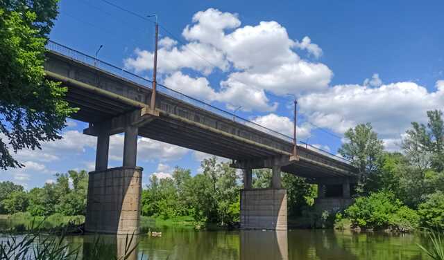 Обстрелянный рашистами Синецкий мост, соединяющий Лисичанск и Северодонецк