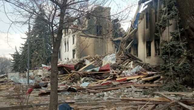 В Мариуполе под завалами разбомбленного дома обнаружили тела более 100 погибших