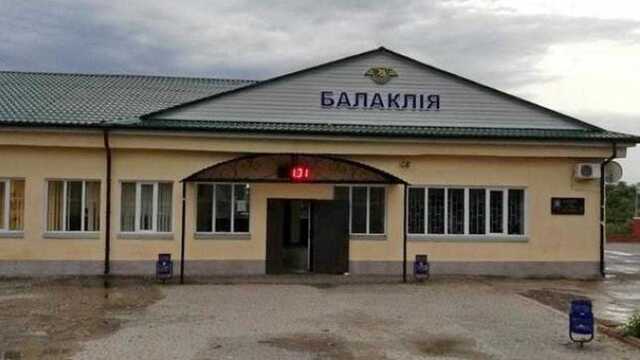 Россияне собирают "налоги" на оккупированной Харьковщине и переводят всех на "российские" пенсии