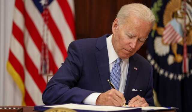 Байден поднял пошлины на разрешенный импорт из России до 35%