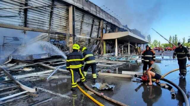 Ад в Кременчуге: спасатели раскрыли детали мощного пожара после ракетного удара