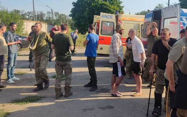 Герои вернулись домой: первые фото освобожденных из плена бойцов "Азовстали"