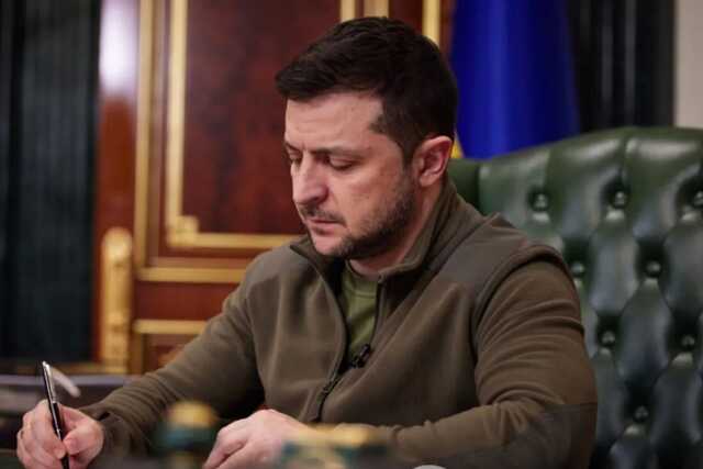 Зеленский подписал закон об отмене беспошлинного ввоза авто украинцами