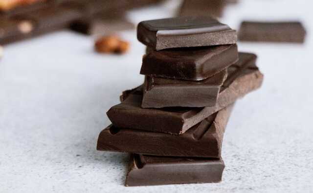 "18 тебе уже", "Заберут тебя скорей": в России продают шоколадки для призывников