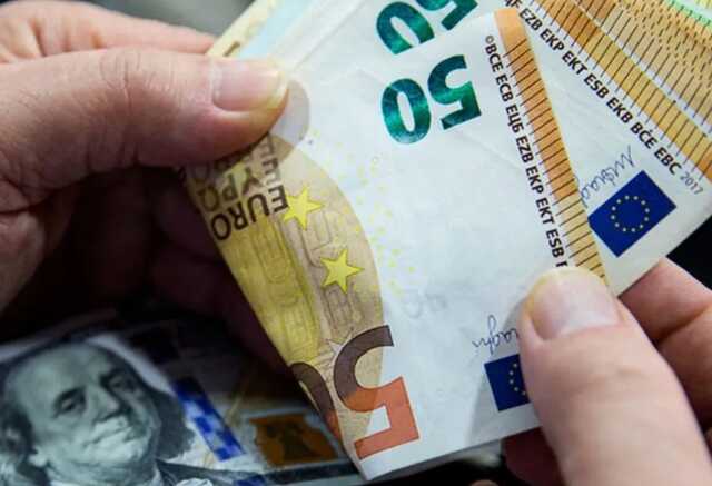 Украинцам разрешили переводить доллары и евро с карты на карту: есть существенное ограничение