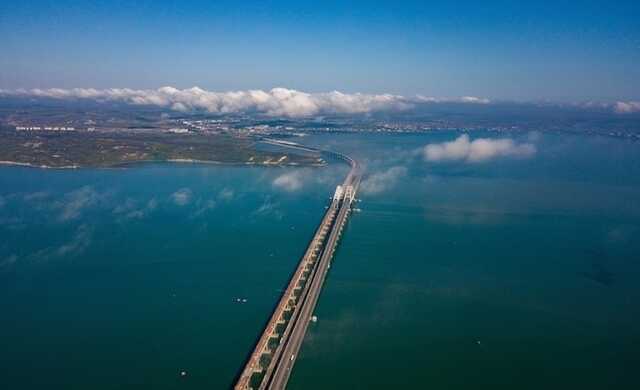 Возле Крымского моста заметили клубы дыма