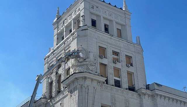 В Харькове демонтируют советский герб со здания горсовета