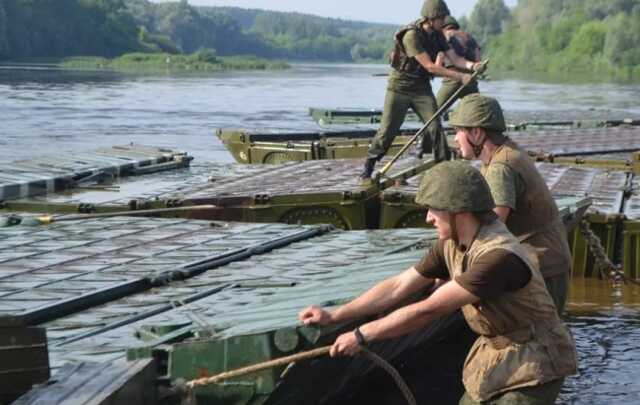 Белорусские военные учились возводить понтонные переправы вблизи границы с Украиной