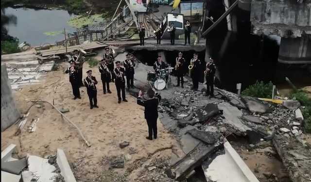 В Ирпене на разрушенном оккупантами Романовском мосту исполнили гимн Украины