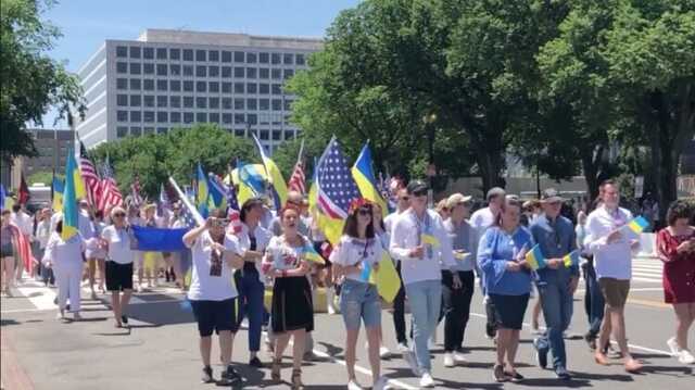 Появилось видео большой колонны украинцев на праздновании Дня независимости США в Вашингтоне