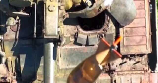 Бойовий дрон скинув гранату прямісінько у відчинений люк ворожого танку Т-62М