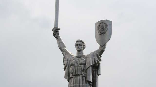 Украинцам предложили решить судьбу герба СССР на щите монумента "Родина-мать" в Киеве