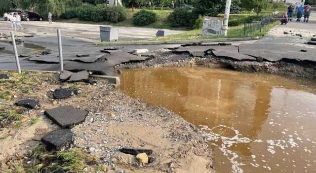 Возле метро "Демеевская" в Киеве прорвало трубу: движение перекрыто