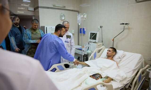 Зеленский проведал раненых украинских защитников в больнице Мечникова в Днепре