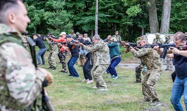У столиці почали масову підготовку цивільного населення до національного супротиву