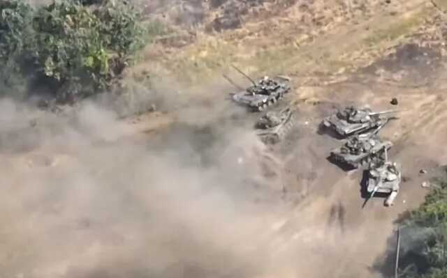 "Демилитаризация" идет по плану: украинские артиллеристы показали яркие кадры уничтожения вражеской техники