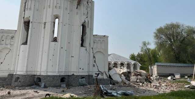 Осколки почти в каждой стене: Святогорская Лавра сильно пострадала от обстрелов