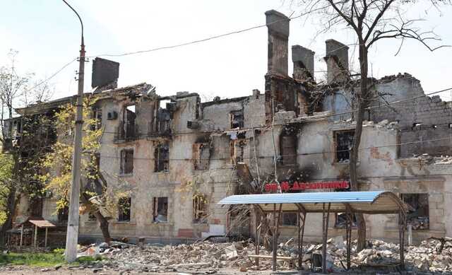 В Мариуполе оккупанты возобновили эксгумацию: тела вывозят в братскую могилу