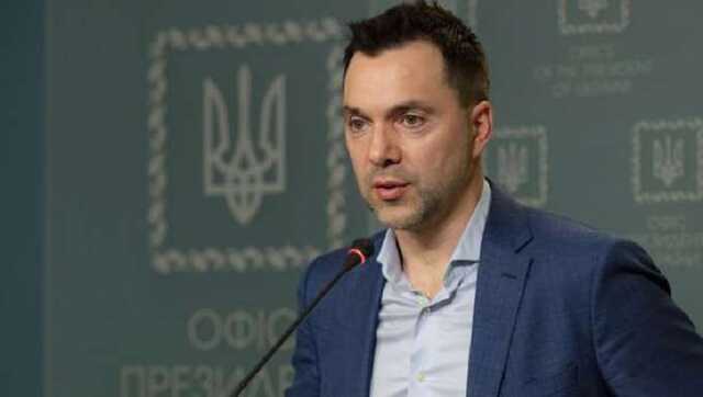 Арестович рассказал, где берет и на кого тратит деньги