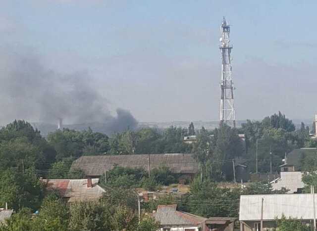 В ОРЛО горит военная техника и штаб террористов: опубликованы фото