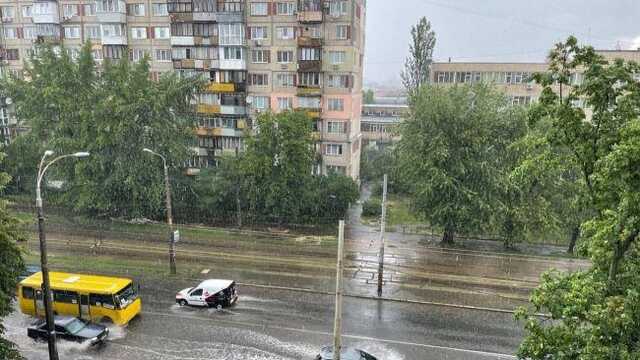 Киев накрыл сильный ливень с градом