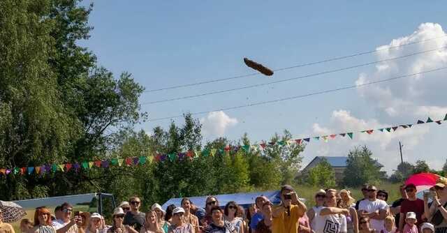 У Росії влаштували чемпіонат із метання гною