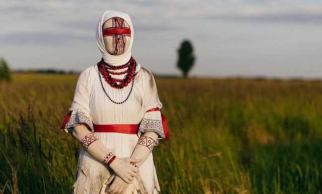 Жены и невесты пленных воинов "Азова" снялись в фотосессии в образе окровавленных кукол-мотанок