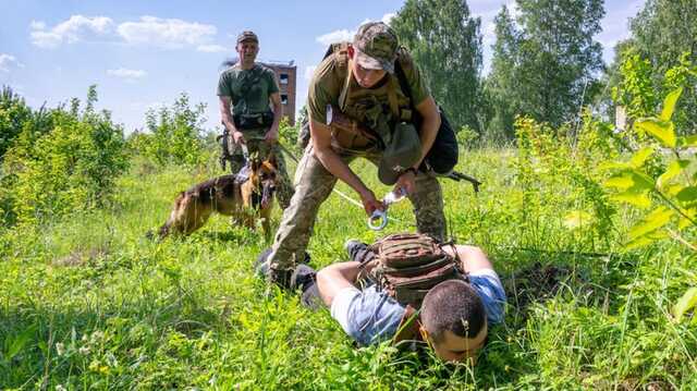 Ежедневно Украину пытается нелегально покинуть сотня мужчин - пограничники