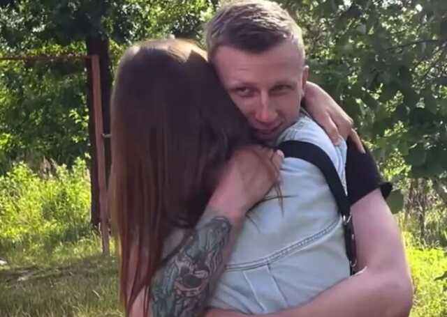 Боец "Азова" после возвращения из плена впервые увиделся с невестой