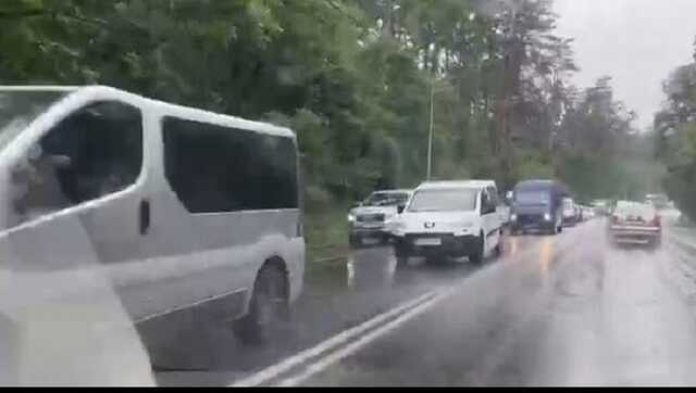 На въезде в Киев из-за усиленной проверки документов и машин образовалась масштабная пробка