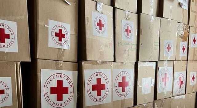 У Росії Червоний Хрест роздавав депортованим українцям речі з портретом Путіна