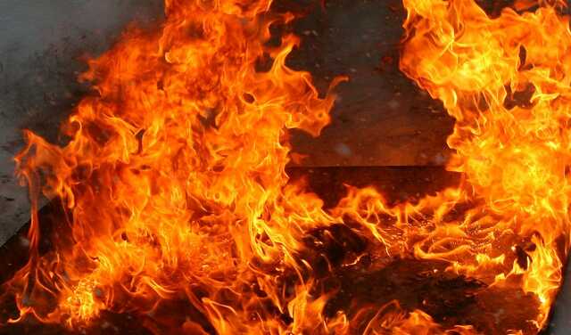 В результате ракетного удара в Днепре на предприятии вспыхнул сильный пожар