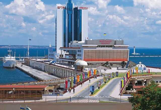 Ракетный удар по Одессе: враг попал в склад производственно-торговой компании