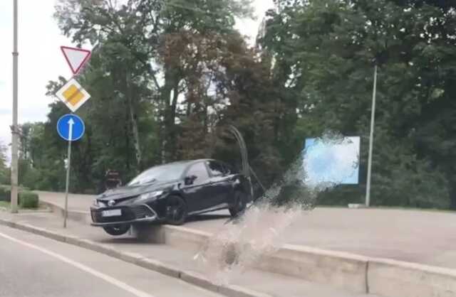 В Киеве Toyota пыталась съехать на Набережное шоссе и повисла над дорогой