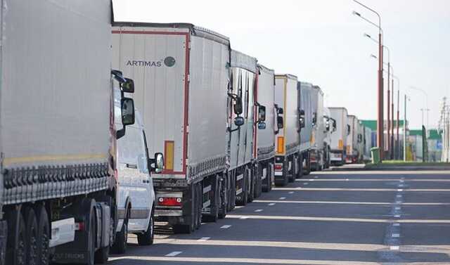 Не могут въехать в РФ: на латвийско-российской границе скопилось более 1200 грузовиков