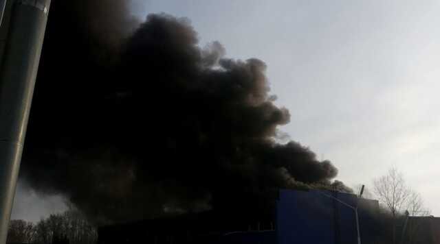 В Николаеве горит многоквартирный дом после попадания российской ракеты