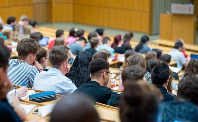 Студенты могут сесть за парты уже через месяц