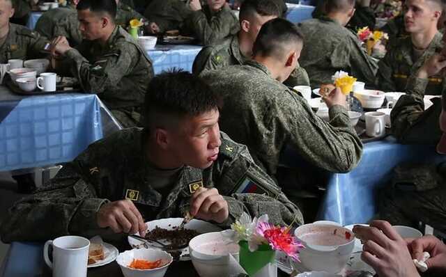 "Помиї" замість супу: російські військові поскаржилися на погане харчування