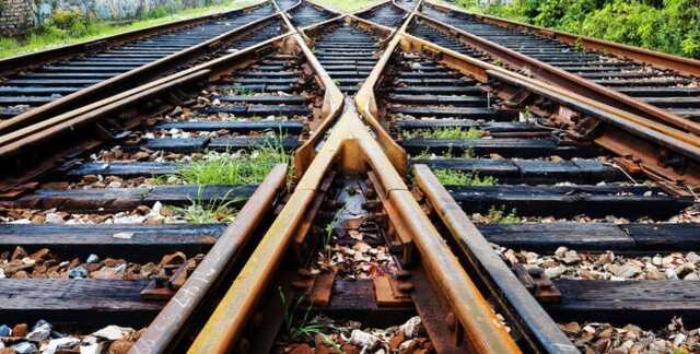 Батьки збитого поїздом 23-річного хлопця відсудили в залізниці 300 тис. грн