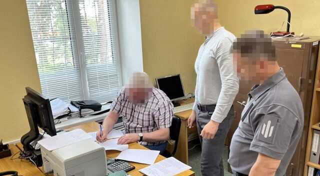 Инспектору Сумской таможни вручили подозрение за халатность