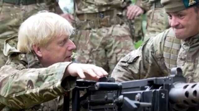 Джонсон поучаствовал в учениях украинских военных в Британии и прокричал "Слава Украине"