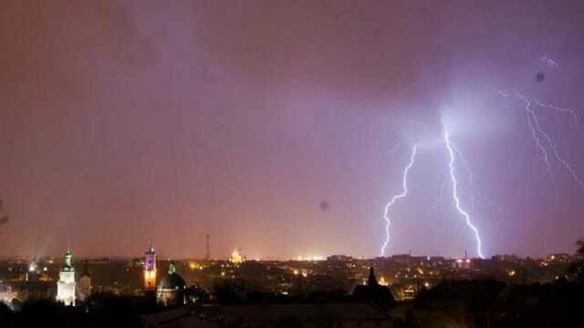 На Київ та західні області суне негода: прогнозують грози, град та шквальний вітер